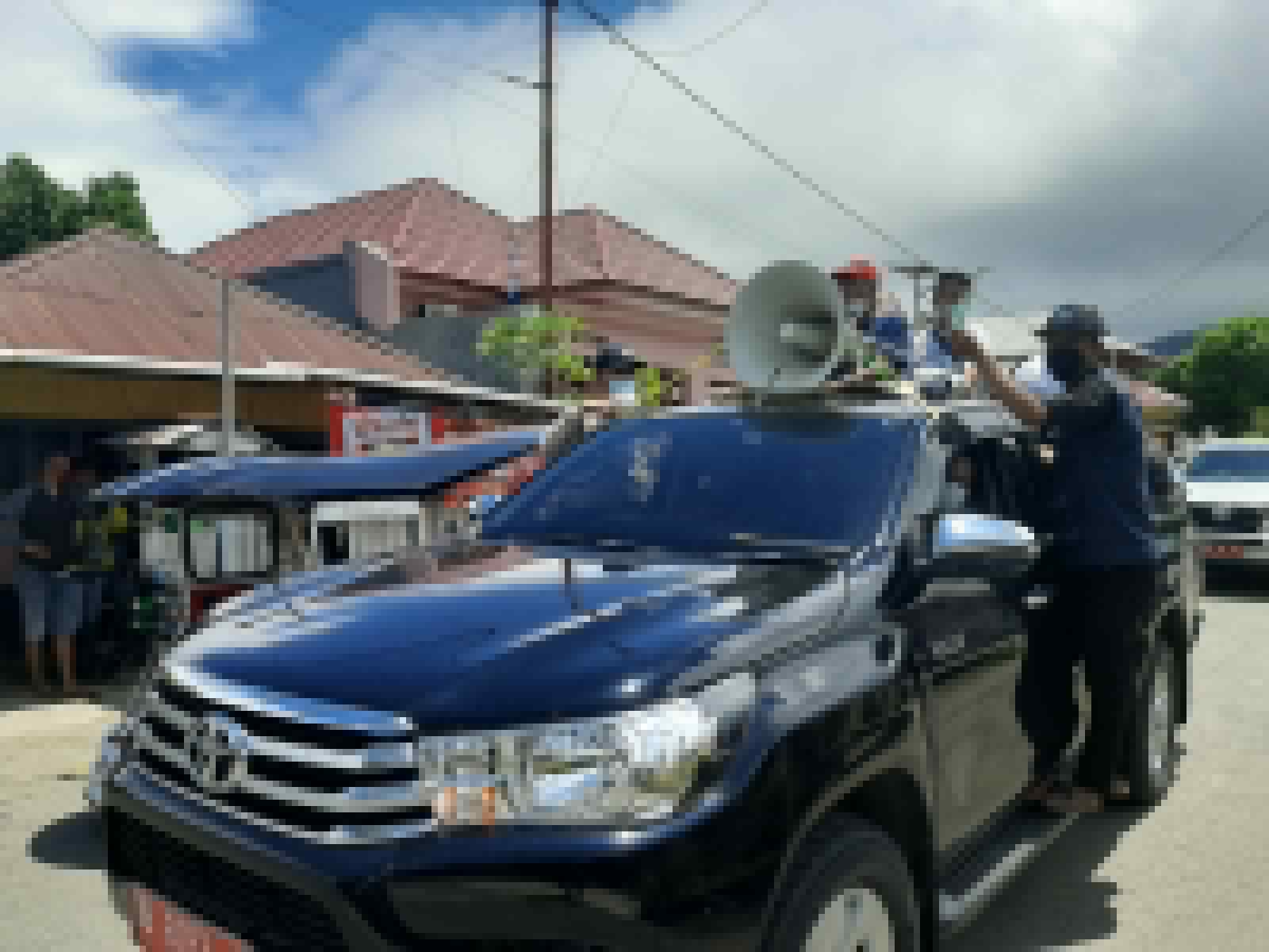 Wakil Bupati, bersama satgas Covid 19, menggunakan mobil terbuka melakukan edukasi tentang bahaya virus corona.(foto:mediasatu.co)