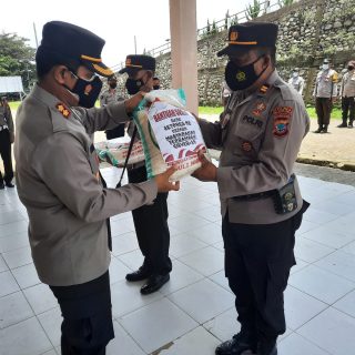 Wujud Kepedulian di masa Pandemi, Polres Boltim Berbagi Bansos