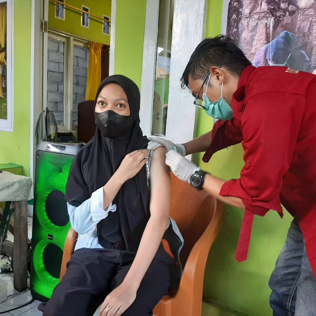 Warga Bulawan yang di vaksin oleh vaksinator.(foto:riel)