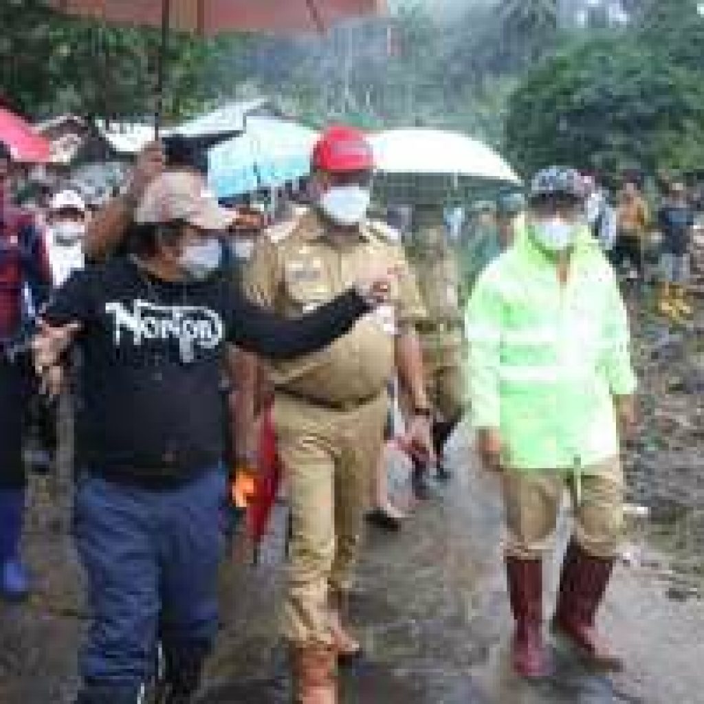 Gubernur Sulut, Olly Dondokambey meninjau lokasi banjir di Mitra.(foto:ist)