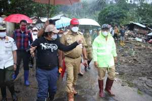 Gubernur Sulut, Olly Dondokambey meninjau lokasi banjir di Mitra.(foto:ist)