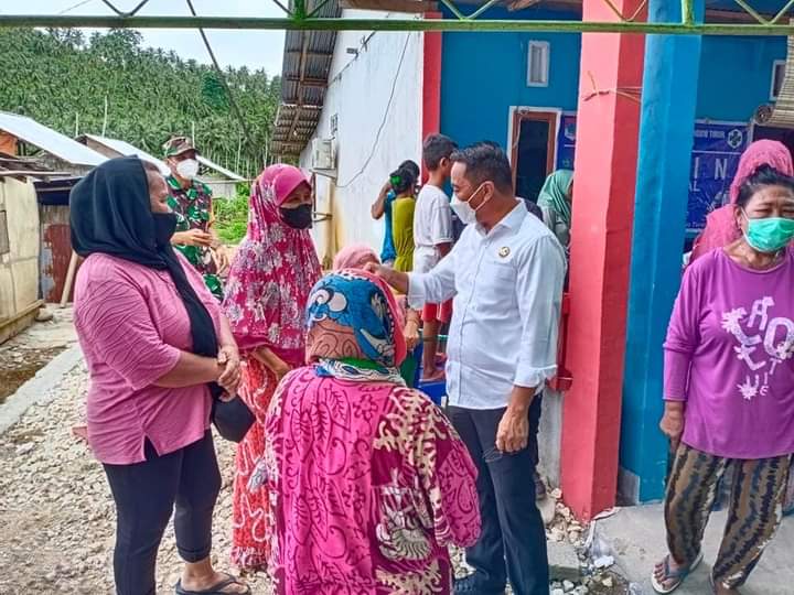 Foto Bupati Boltim Sam Sachrul Mamonto saat menyapa warga dilokasi vaksinasi massal.(foto:ist)