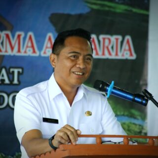 Tarian Tuitan dan Kabela Sambut Kedatangan Bupati di Kampung Reforma Agraria Mooat