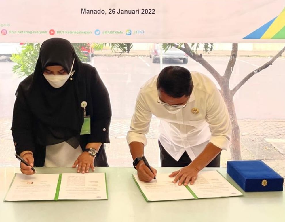 Bupati Boltim Sam Sachrul Mamonto, menandatangani nota perjanjian kerjasama dengan Kepala BPJS Sulut.(foro: dinas kominfo)