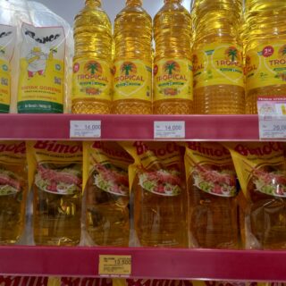 Minyak Goreng di Gerai Alfamart mulai dijual dengan harga Rp 14 ribu per liter dan Rp 28 ribu untuk dua liter.(foto Disperindag Boltim)