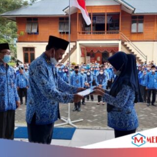 Asisten Tiga Serahkan SK Pensiun Kepada Istrinya di Apel Korpri
