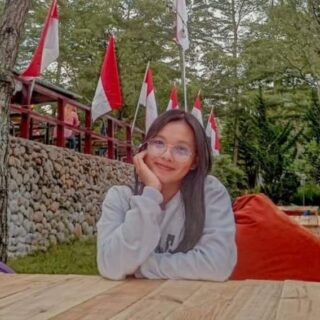 Guru Cantik Ini Menikmati Tugas Mengajar di Jiko Belanga
