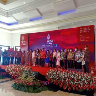Bupati Bersama Ketua TP PKK Hadiri Pembukaan W20