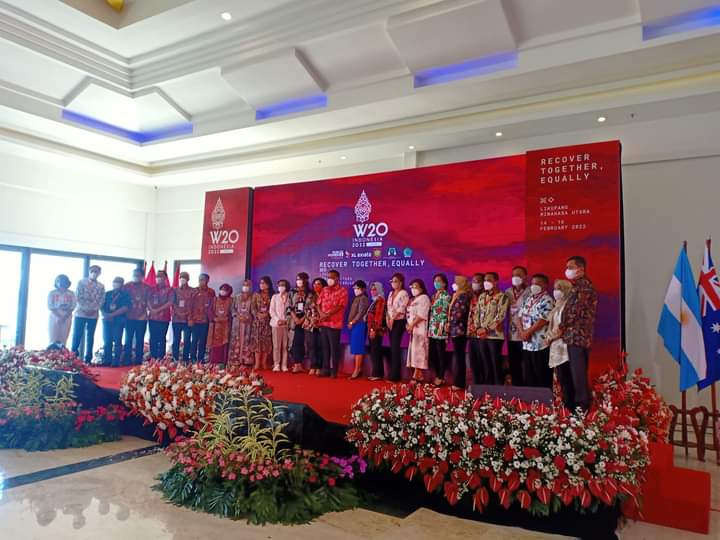 Bupati Boltim, Sam Sachrul Mamonto, foto bersama Gubernur/Bupati dan Walikota di Event W20 Minut/foto ist
