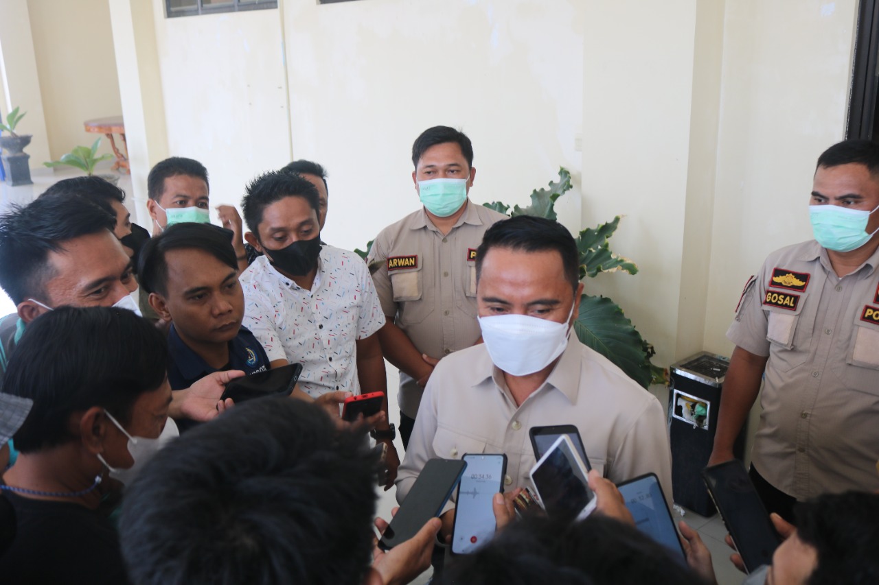 Bupati Boltim Sam Sachrul Mamonto, diwawancarai oleh wartawan/foto Evan Kominfo