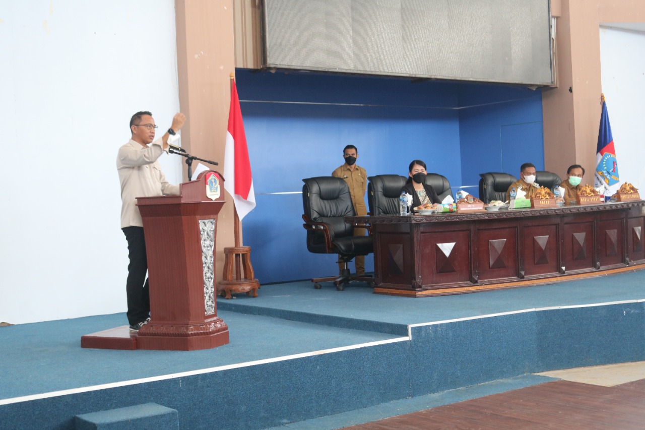 Bupati Boltim Sam Sachrul Mamonto, memberikan sambutan pada entry meeting dengan BPK RI