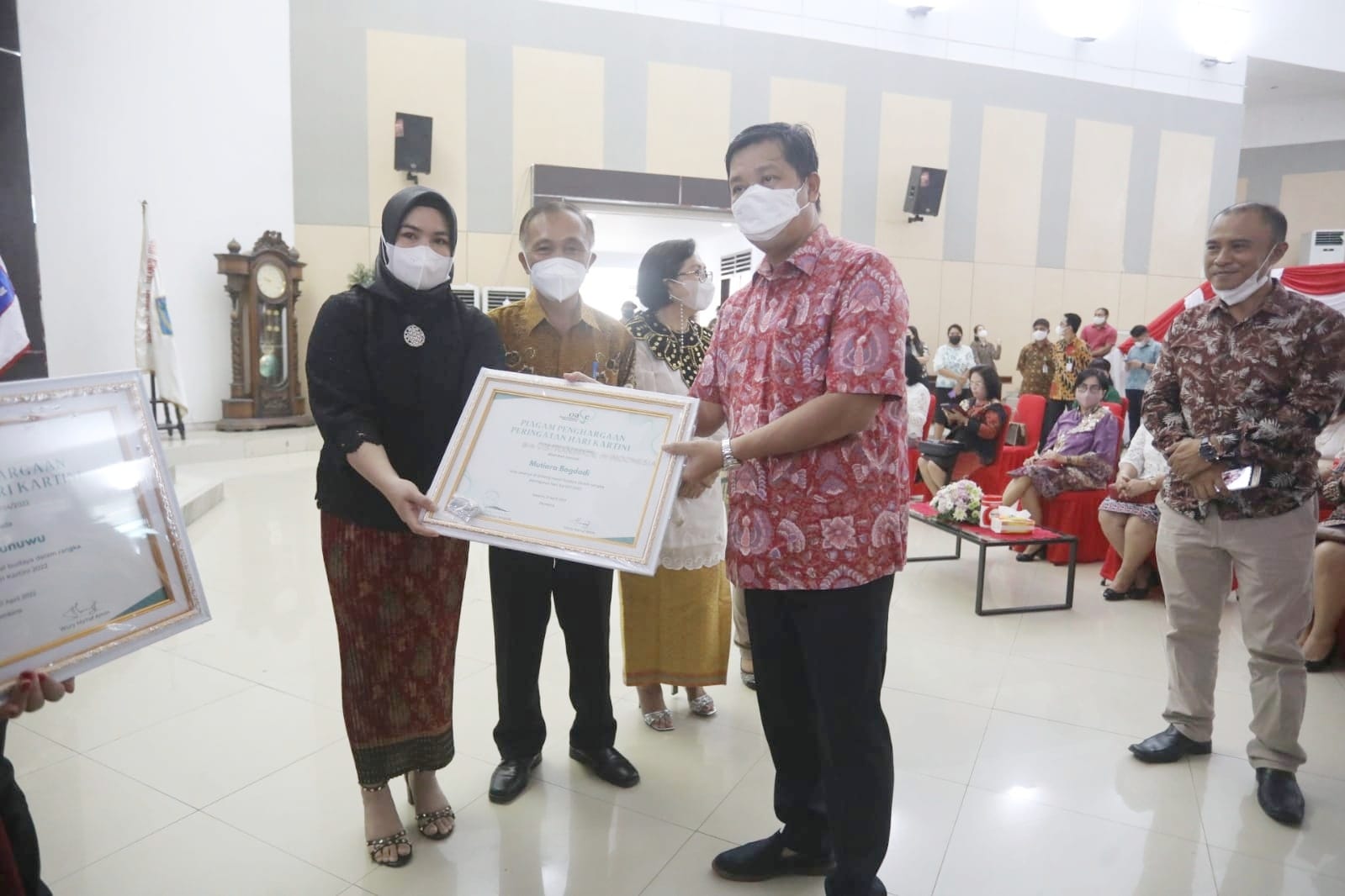 Mutiara Bogdadi didampingi Sekda Boltim menerima penghargaan dari Wakil Gubernur Sulut/foto ist