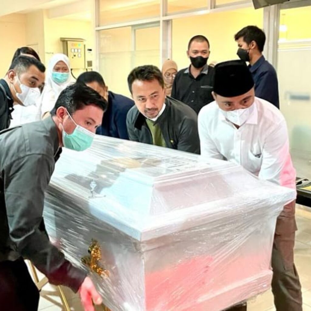 Bupati SSM Melayat Alm Hi Herson Mayulu di Bandara Soetta/foto ist
