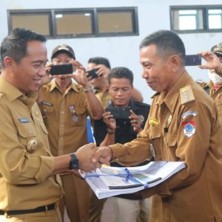 Bupati Serahkan DHKP SPPT Pajak Bumi dan Bangunan Perdesaan Perkotaa  