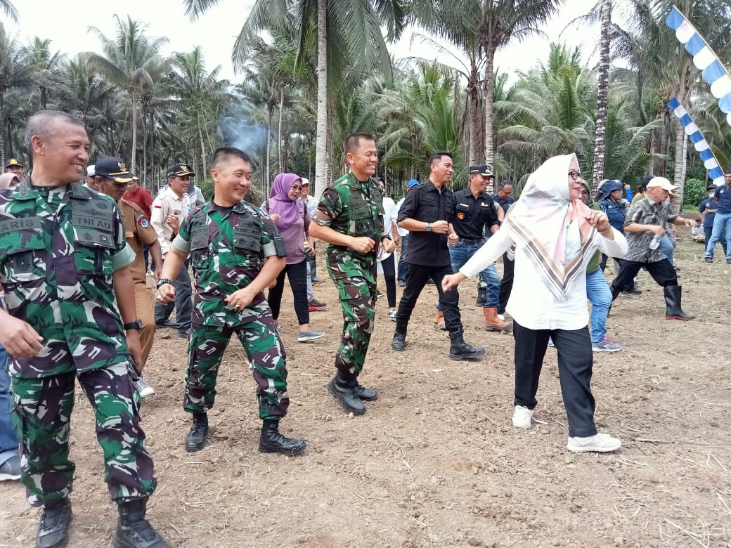 Bupati bersama Danrem 131 melakukan tarian dana dana/foto mediasatu.co