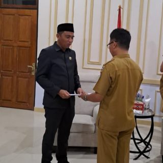 Bupati Boltim Serahkan SK Plt Kepala Disperindag