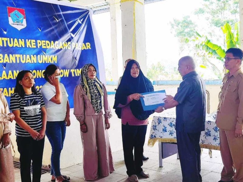 Pemkab Boltim Serahkan Bantuan Tunai Kepada Pedagang dan UMKM