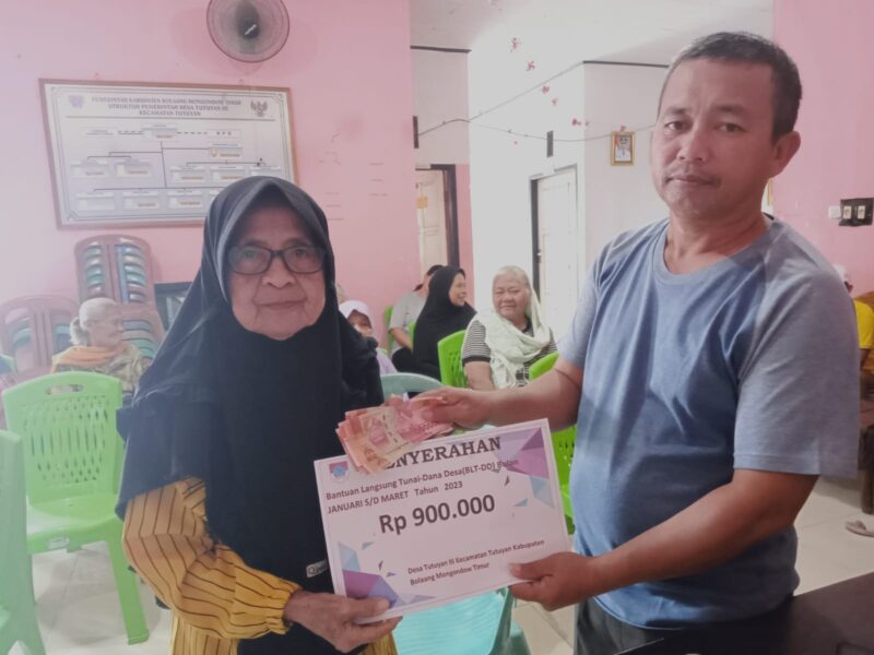 Pemdes Tutuyan Tiga Serahkan BLT Triwulan I Kepada 21 KPM