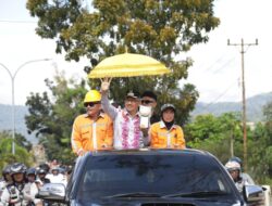 Pj Walikota Mengarak Piala Adipura Ke 10 Keliling Kota Kotamobagu